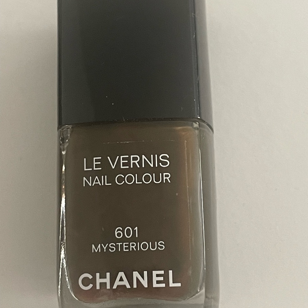 CHANEL Le Vernis Nail Polish - Deep Olive - Brand New.